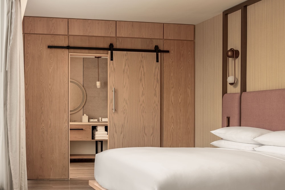 Club Suite, 1 Bedroom, City View - Photo 1