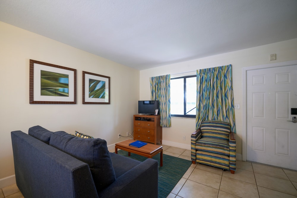 One Bedroom Condo, Multilevel, Kitchen, Pool View photo 3