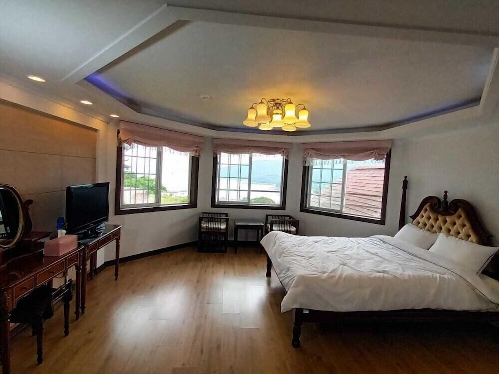 Room (Lilly flower) - Photo 1
