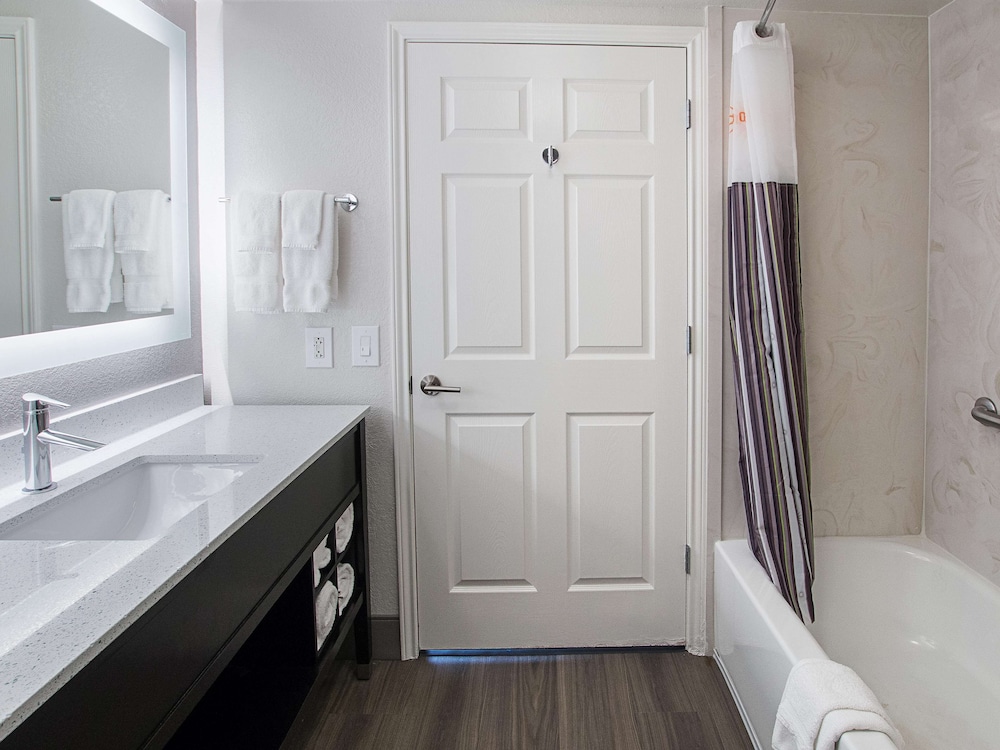 Deluxe Room, Multiple Beds, Non Smoking (1 King Bed and 1 Full Bed) - Photo 13