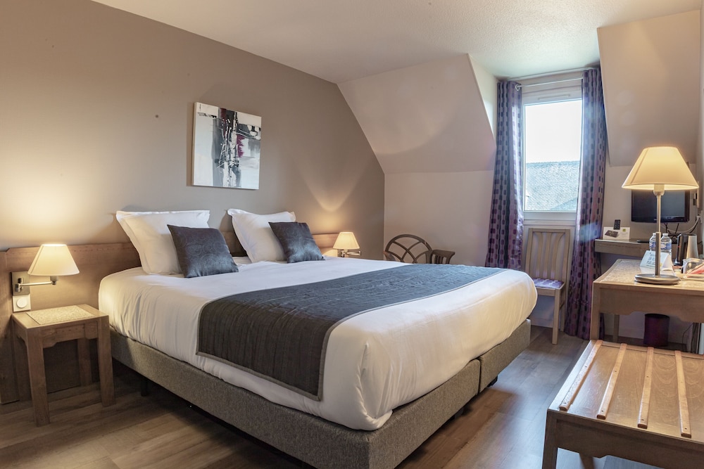 Premium Double Room, 1 King Bed, Non Smoking, Private Bathroom - Photo 1