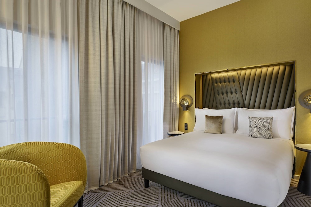 Room, 1 King Bed, Courtyard View - Photo 1