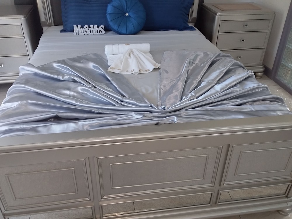 Honeymoon Room (Sapphire)