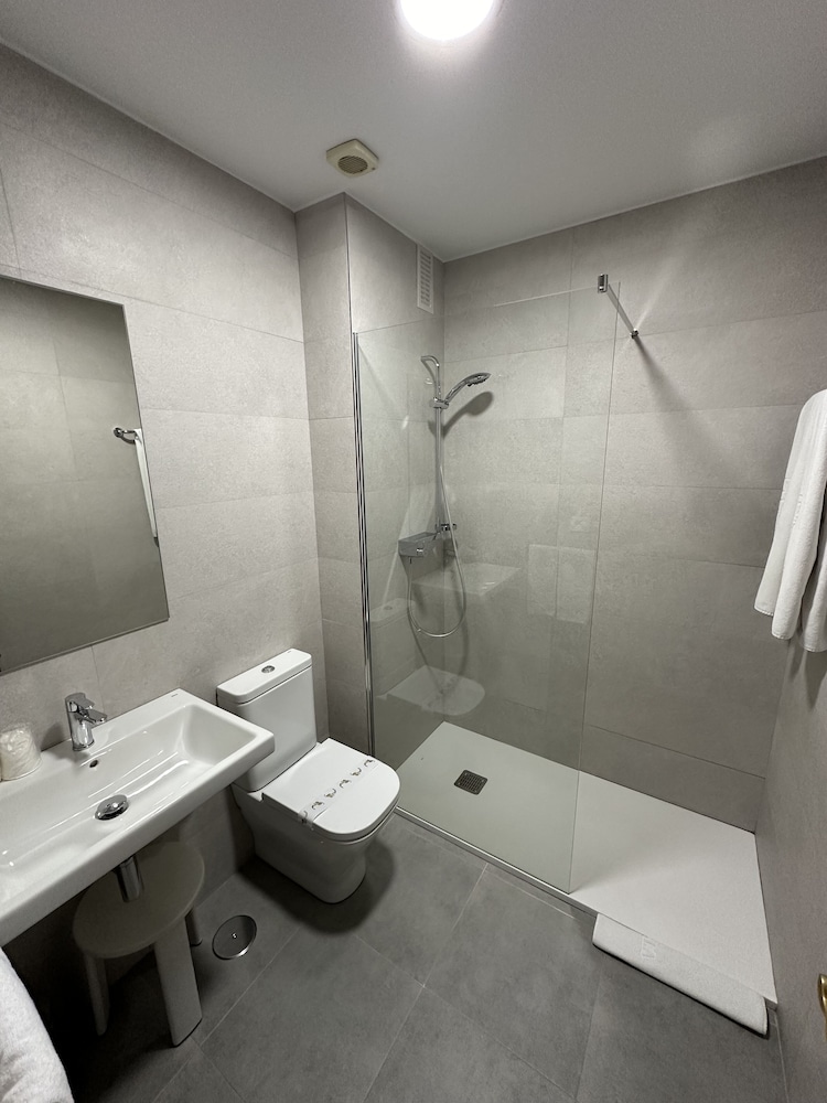 Standard Double Room Single Use - Photo 9