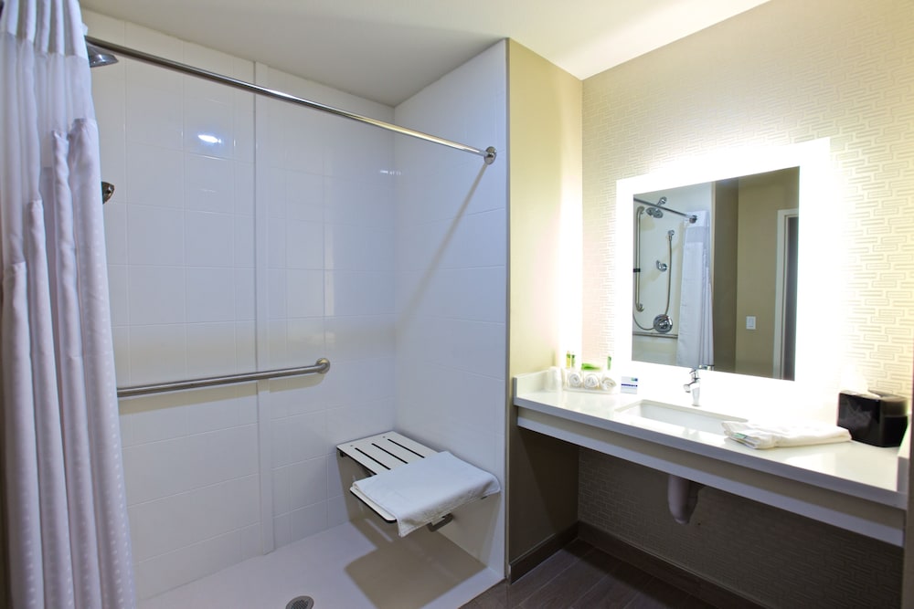 Standard Room, 2 Queen Beds, Accessible (Roll-In Shower) photo 3