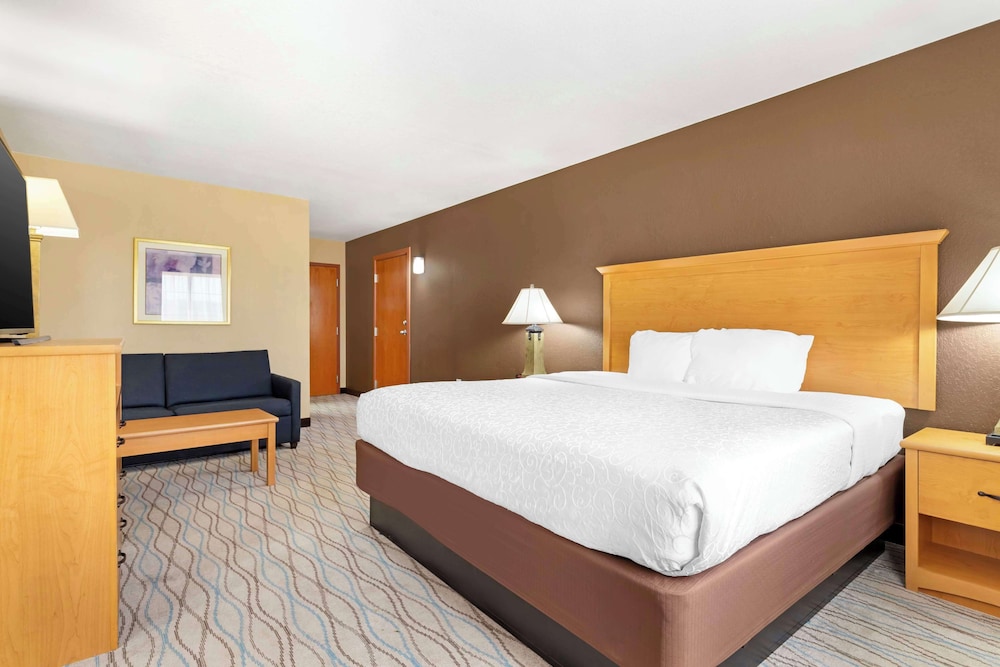 Honeymoon Suite, 1 King Bed with Sofa bed, Non Smoking, Jetted Tub (with Sofabed) - Photo 2