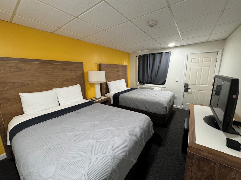 Room, 2 Queen Beds, Accessible, Lake View photo 1