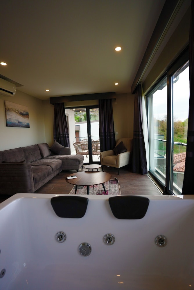 Luxury Suite, Lake View