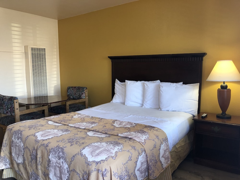 Queen Bed, Non-Smoking - Photo 1