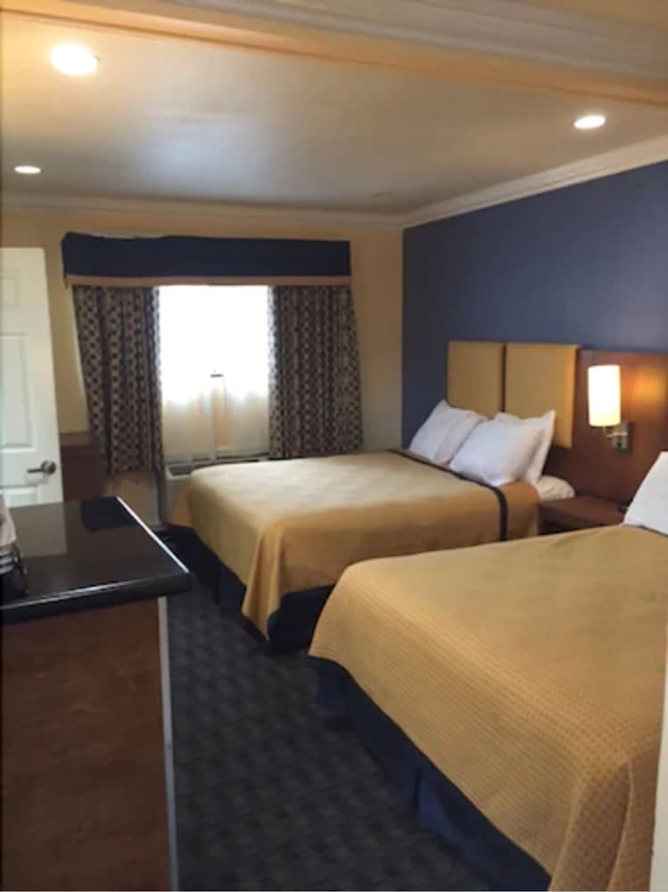 Standard Room, 2 Queen Beds - Photo 3