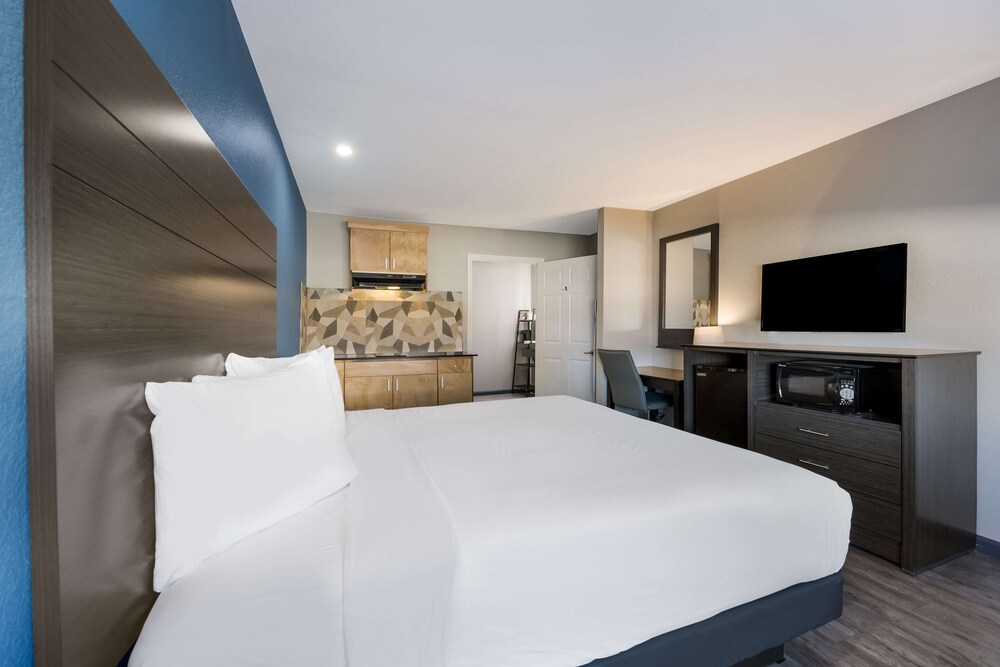 Standard Room, 1 King Bed, Accessible, Kitchenette photo 3