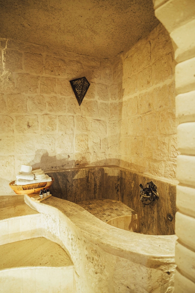 Queen Cave Suite with Stone Bathtub - Photo 4