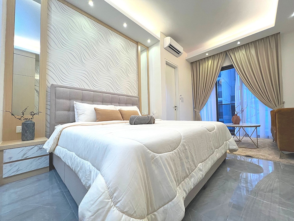 Premium Studio, 1 King Bed, Bathtub, Pool View
