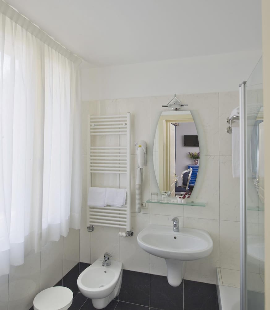 Basic Double or Twin Room, Ground Floor thumbnail 5