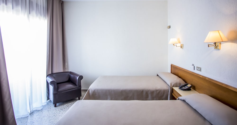 Standard Double Room, 2 Twin Beds - Photo 3