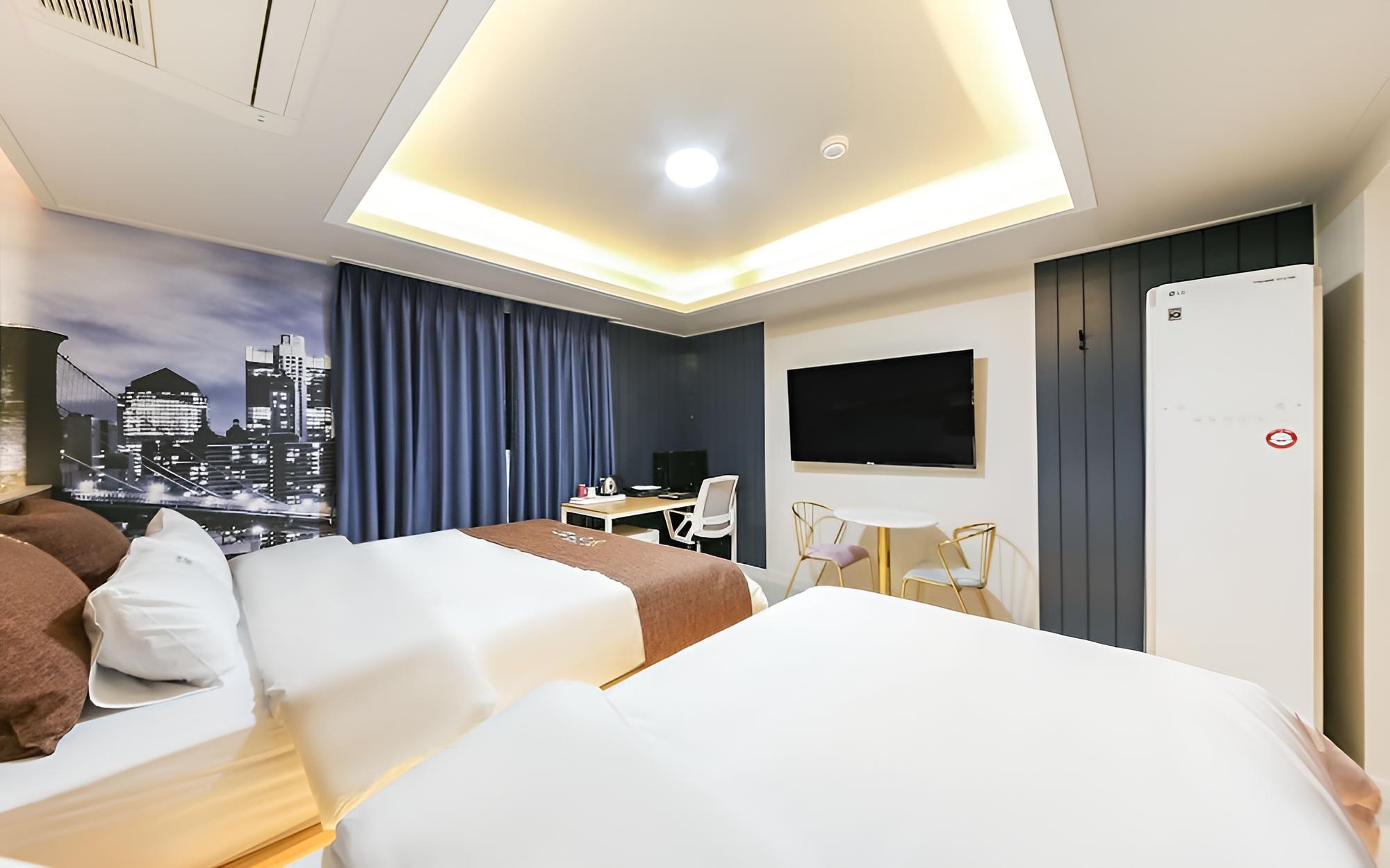 Room (Suite (with styler twin Netflix avail) - Photo 2
