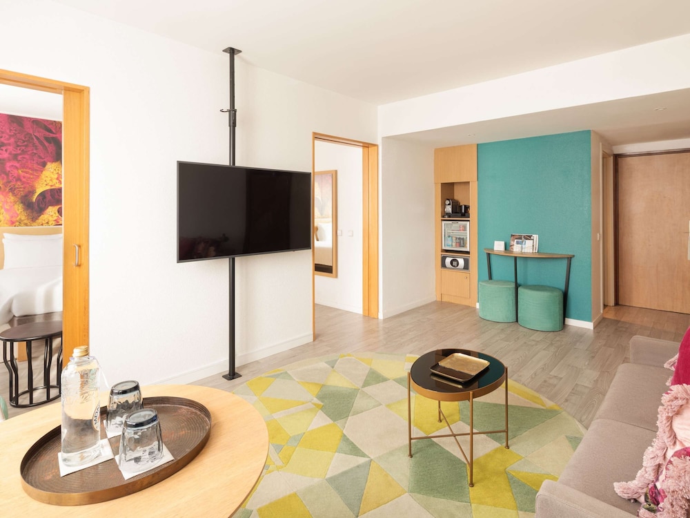 Superior Suite, 1 Queen Bed with Sofa bed thumbnail 5