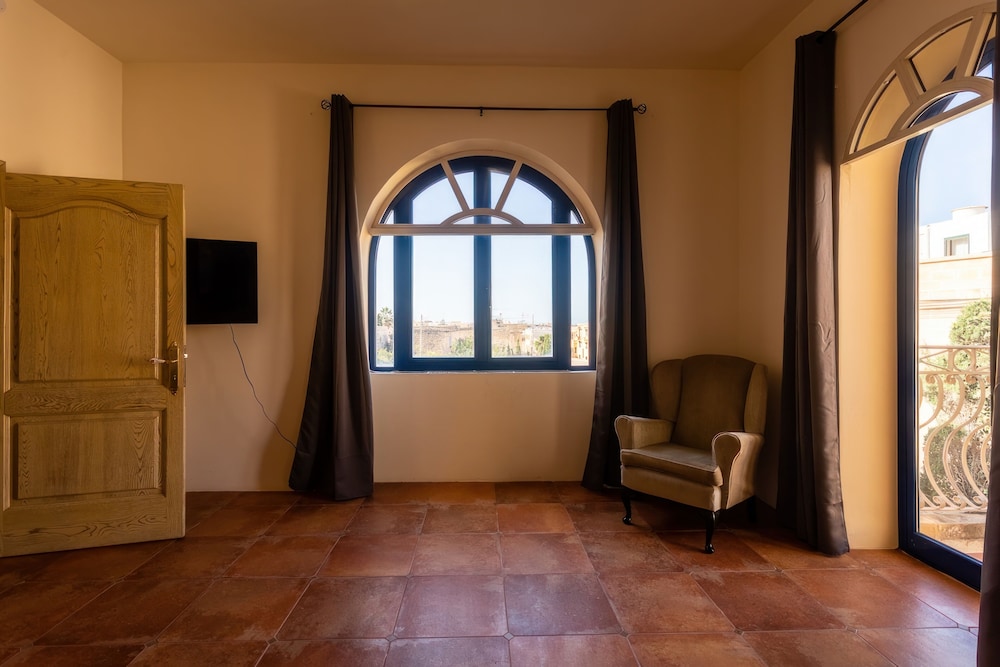 Superior Triple Room photo 3