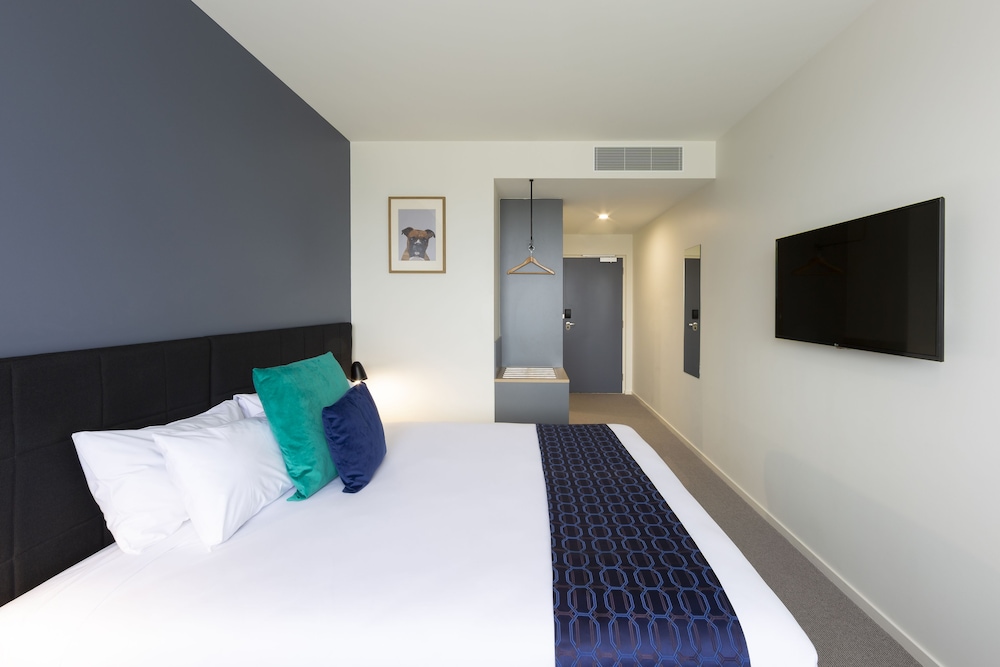 Deluxe Studio, 1 King Bed photo 3
