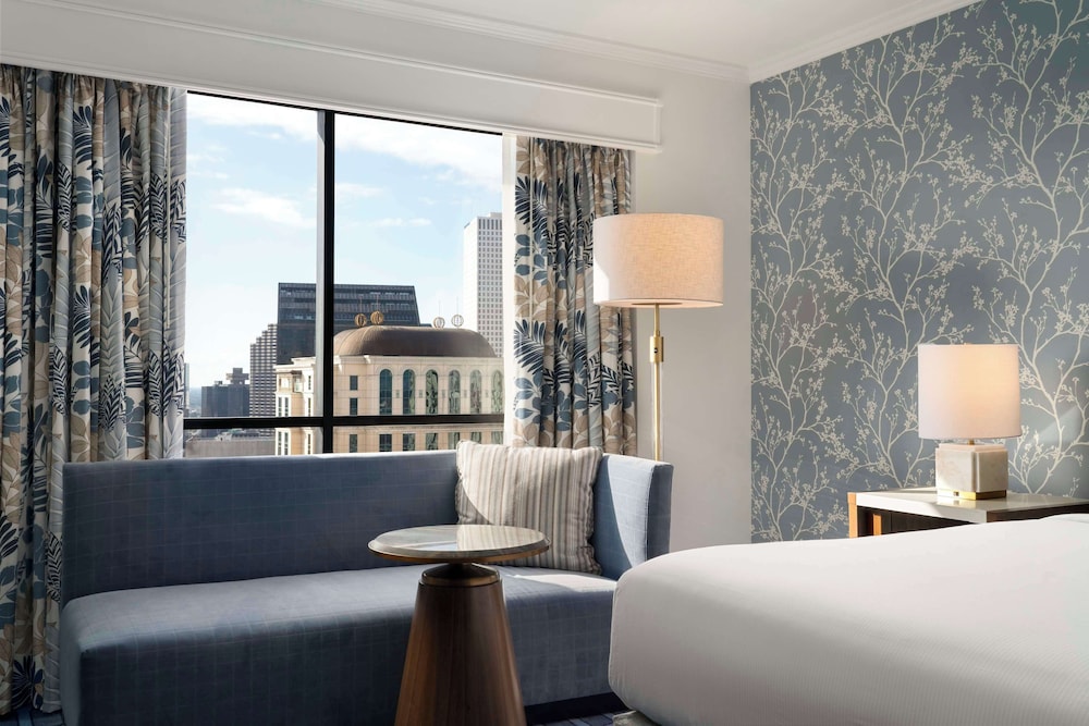 Premium Room, 1 King Bed (Mobility, Roll-In Shower, Bfst) - Photo 4