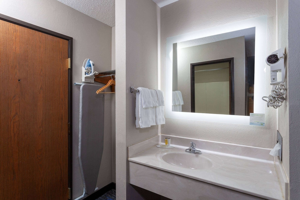 Room, 1 King Bed, Refrigerator - Photo 6