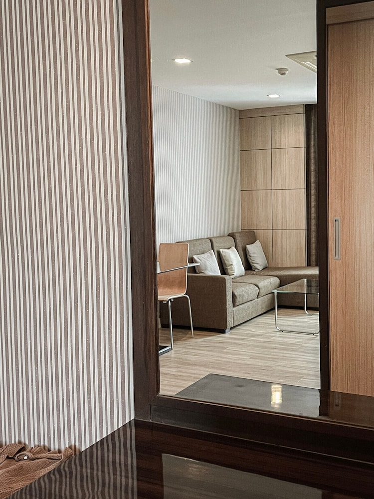 The One Suite - Photo 10
