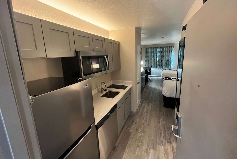 2 Queen Beds, Non Smoking, Kitchenette