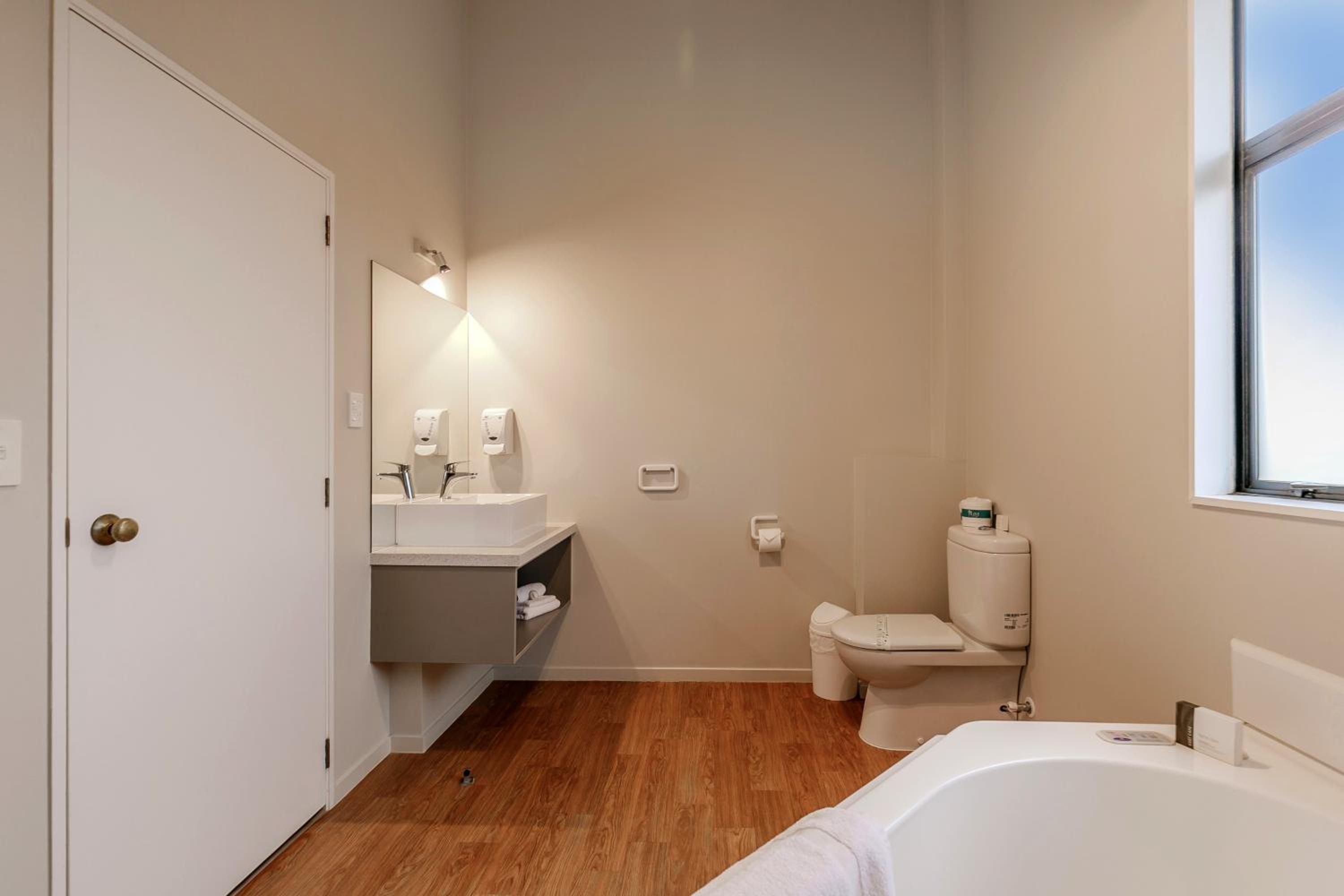 Superior One-Bedroom Lakeview Apartment with Spa Bath photo 3
