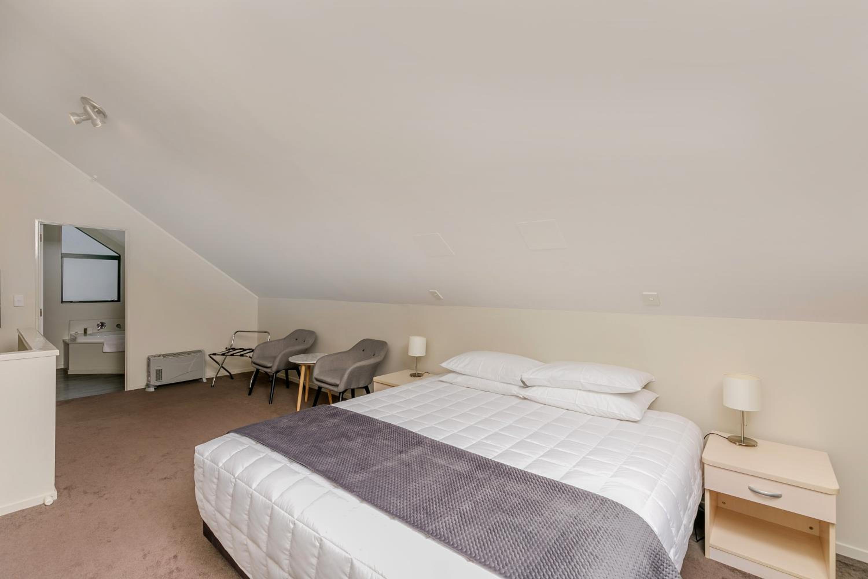 Superior One-Bedroom Lakeview Apartment with Spa Bath photo 1