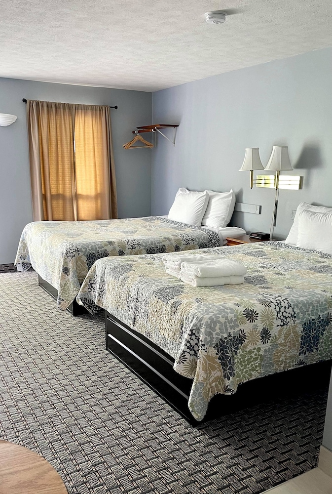 Deluxe Double Room, 2 Queen Beds, Pool View (2nd floor) photo 1