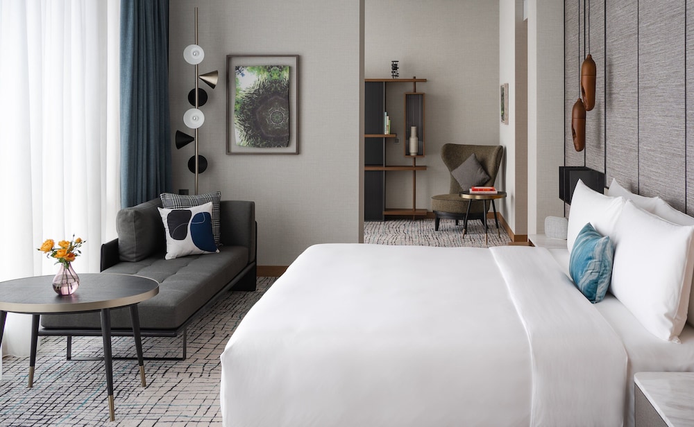 Grand Room, 1 King Bed (Premium)
