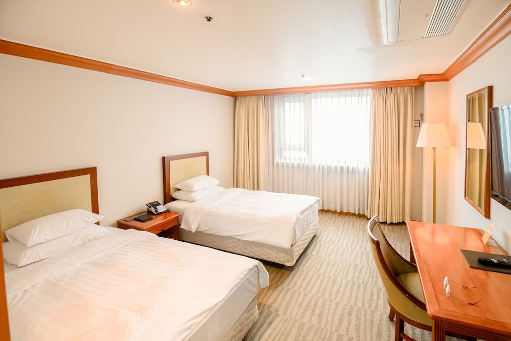 Economy Twin Room photo 2