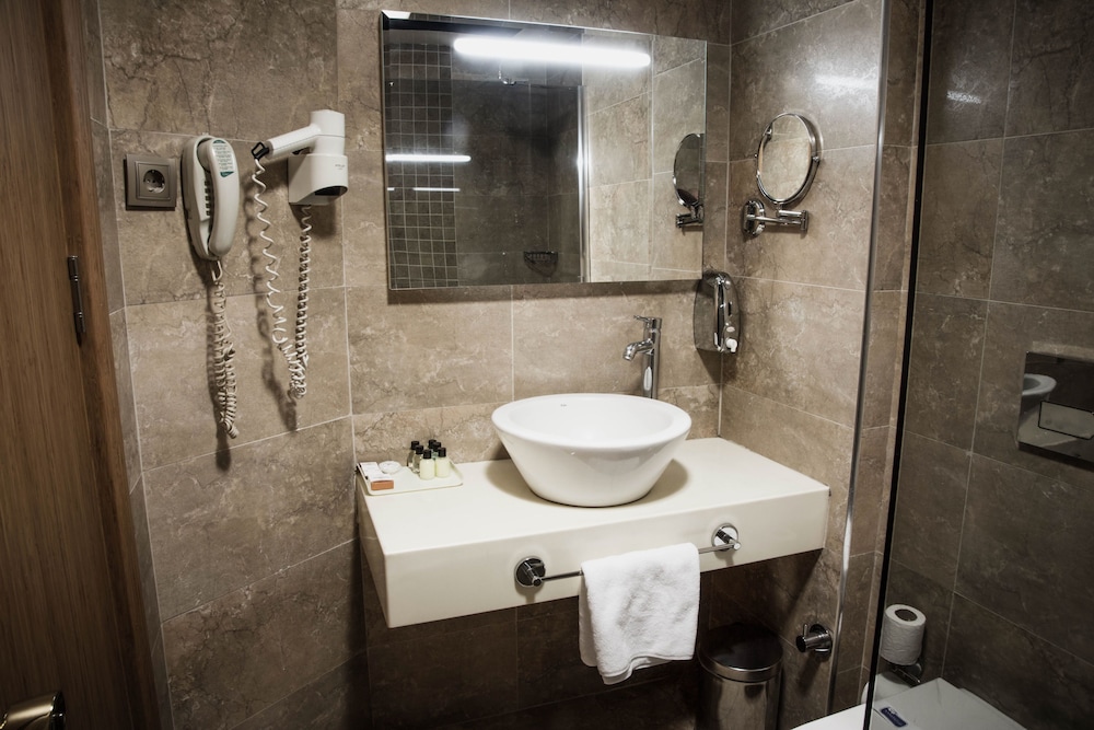 Standard Double Room Single Use, Accessible, Smoking photo 3