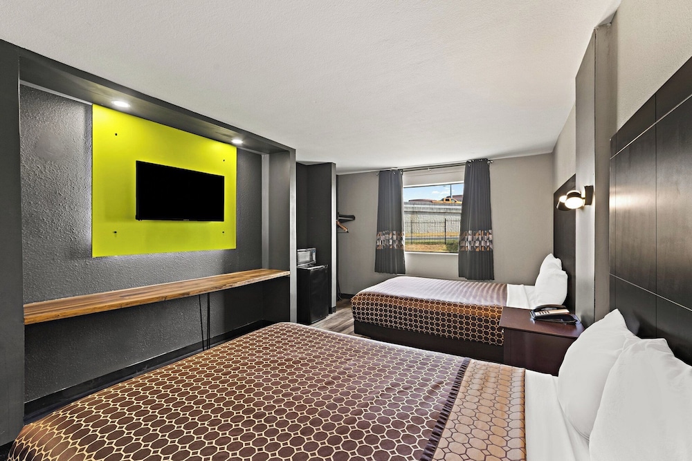 Room, 2 Queen Beds, Non Smoking - Photo 1