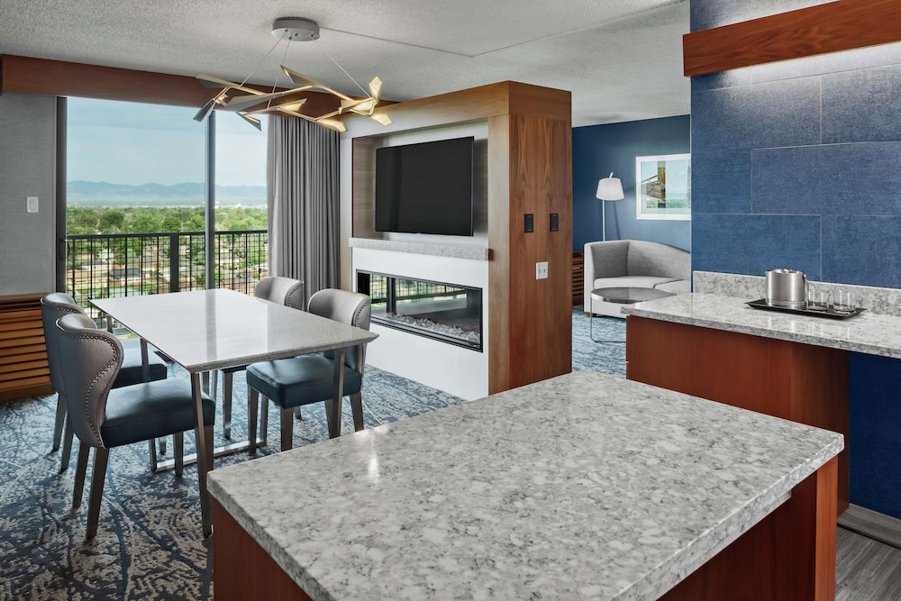 Suite, 1 King Bed, Accessible, Balcony (Hearing)