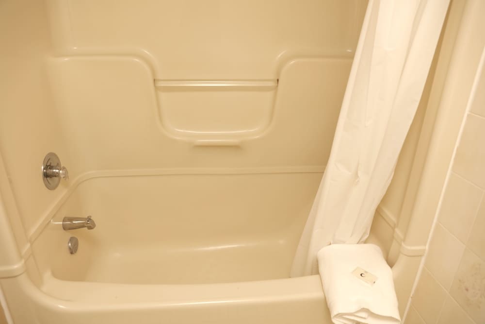 Comfort Room, 2 Queen Beds, Non Smoking photo 3