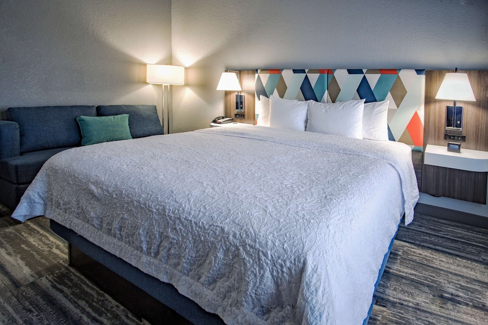 Room, 1 King Bed with chaise lounge (Study) - Photo 4