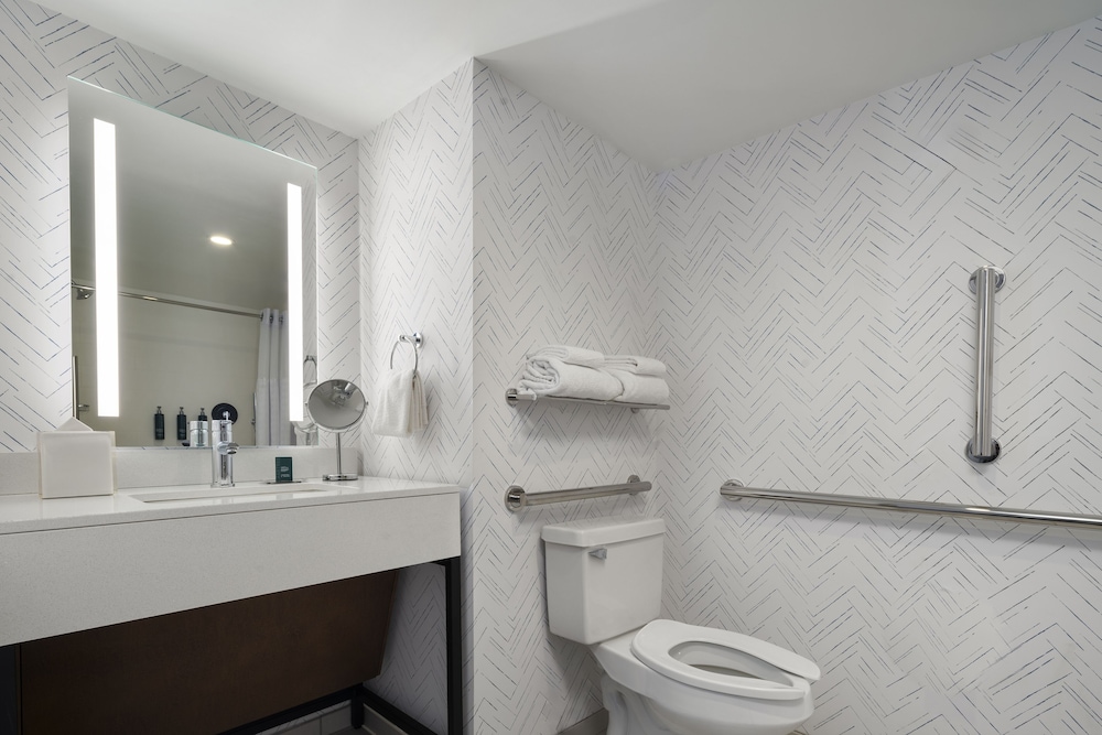 Suite, 1 King Bed, Accessible, Bathtub photo 2