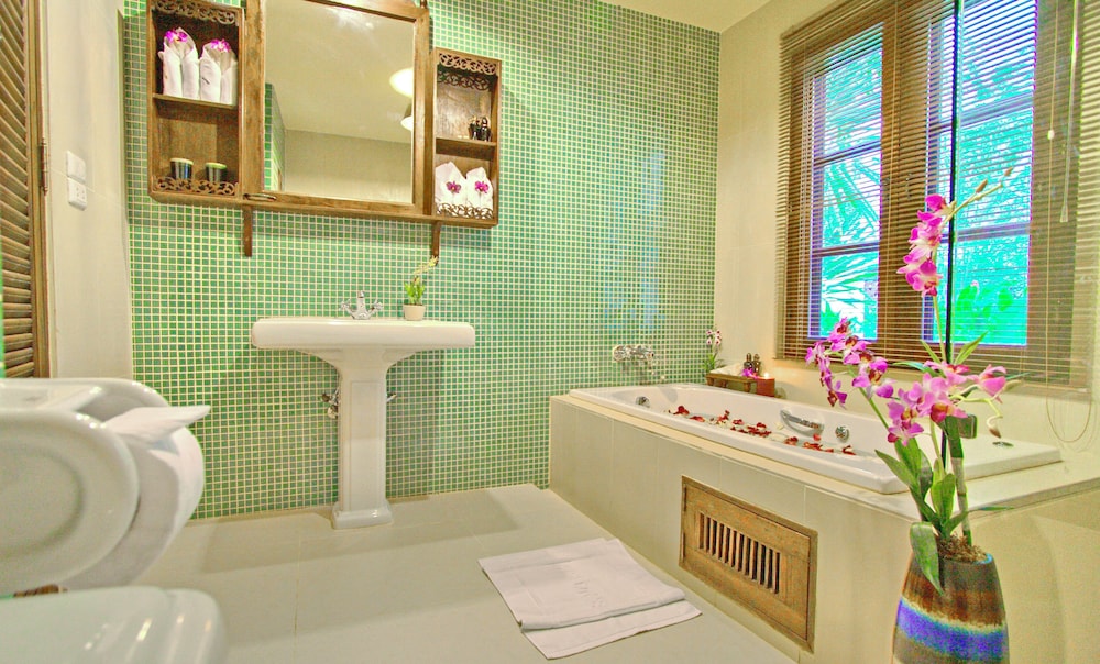 Suite, 2 Bedrooms, Jetted Tub - Photo 10