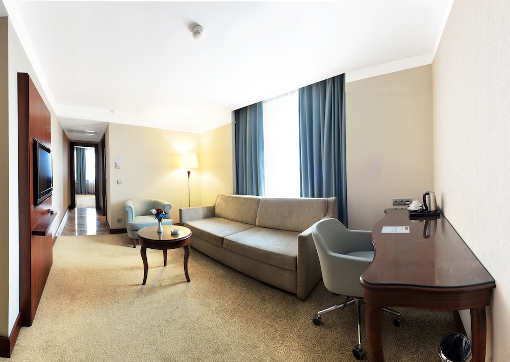 Suite, 1 Queen Bed, Non Smoking photo 2