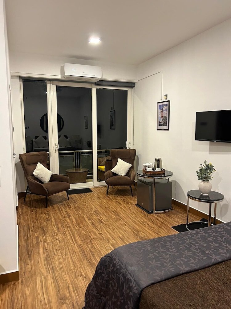 Luxury Double Room, 1 Queen Bed, Lakeside photo 3