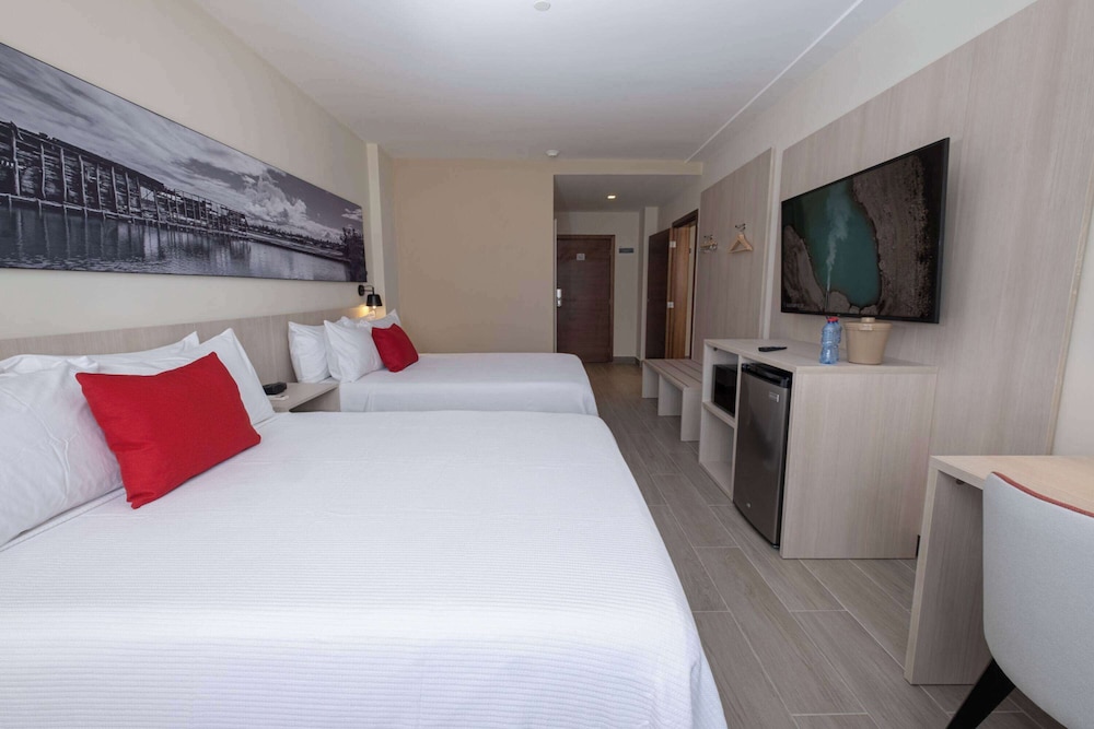 Business Room, 2 Queen Beds, Non Smoking photo 2