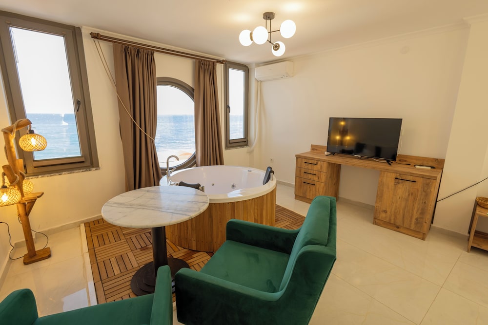 Design Room, 1 Queen Bed, Sea View photo 3