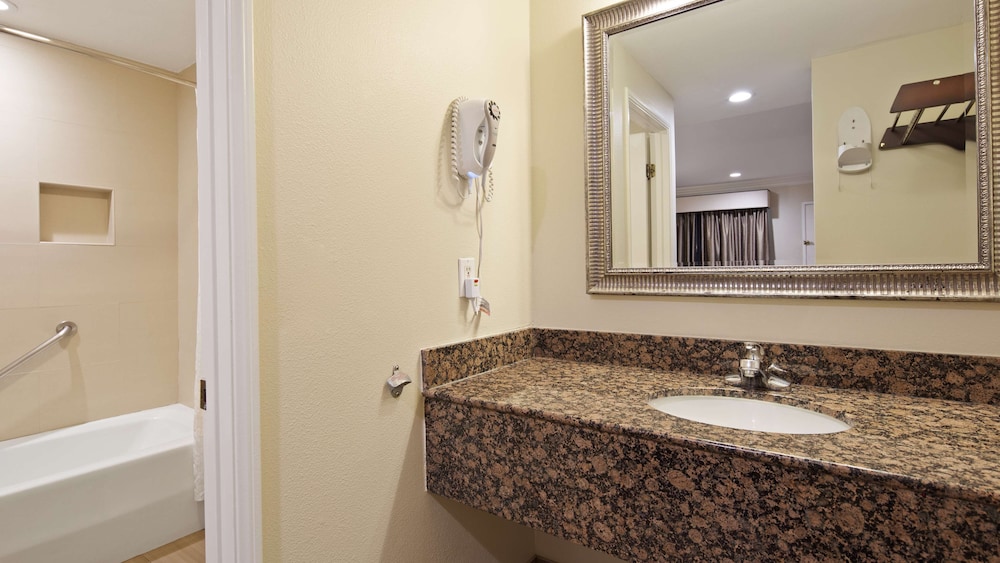 Suite, 2 Queen Beds, Non Smoking, Refrigerator & Microwave - Photo 4