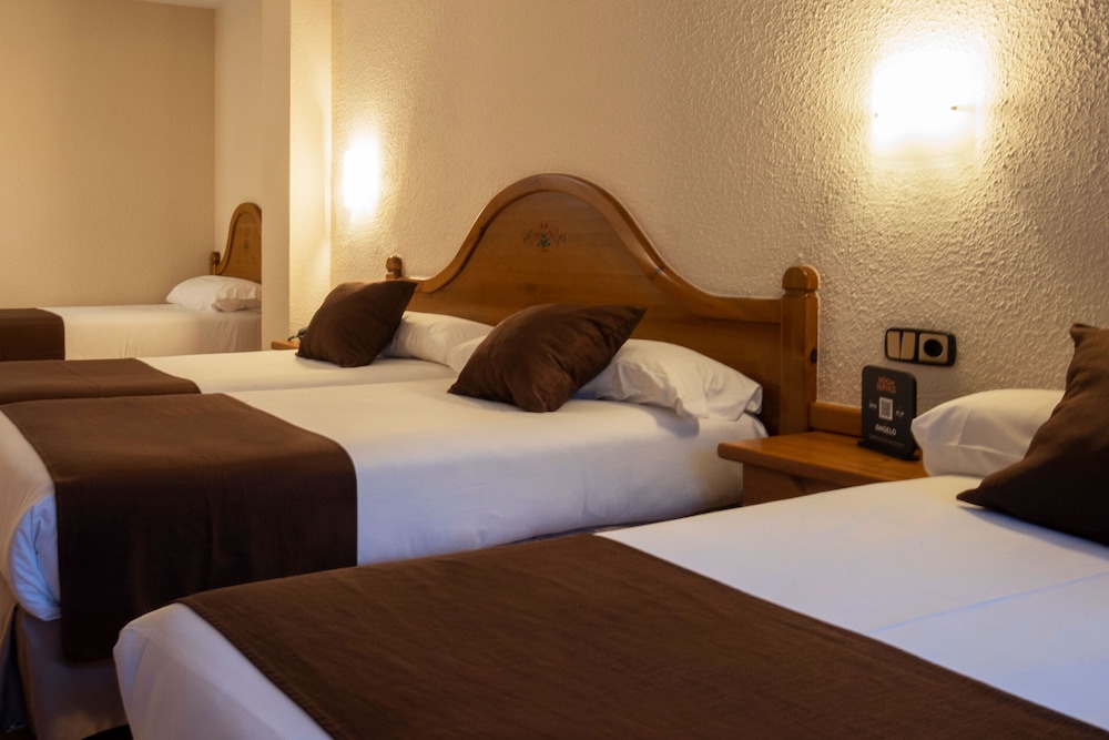 Quadruple Room (2 Adults + 2 Children)
