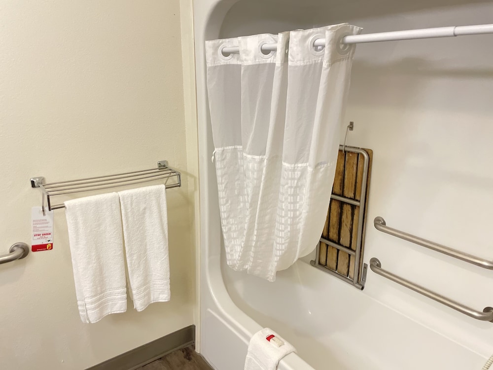 Studio Suite, 2 Queen Beds, Accessible, Smoking (Mobility/Hearing, Tub w/Grab Bars) - Photo 4