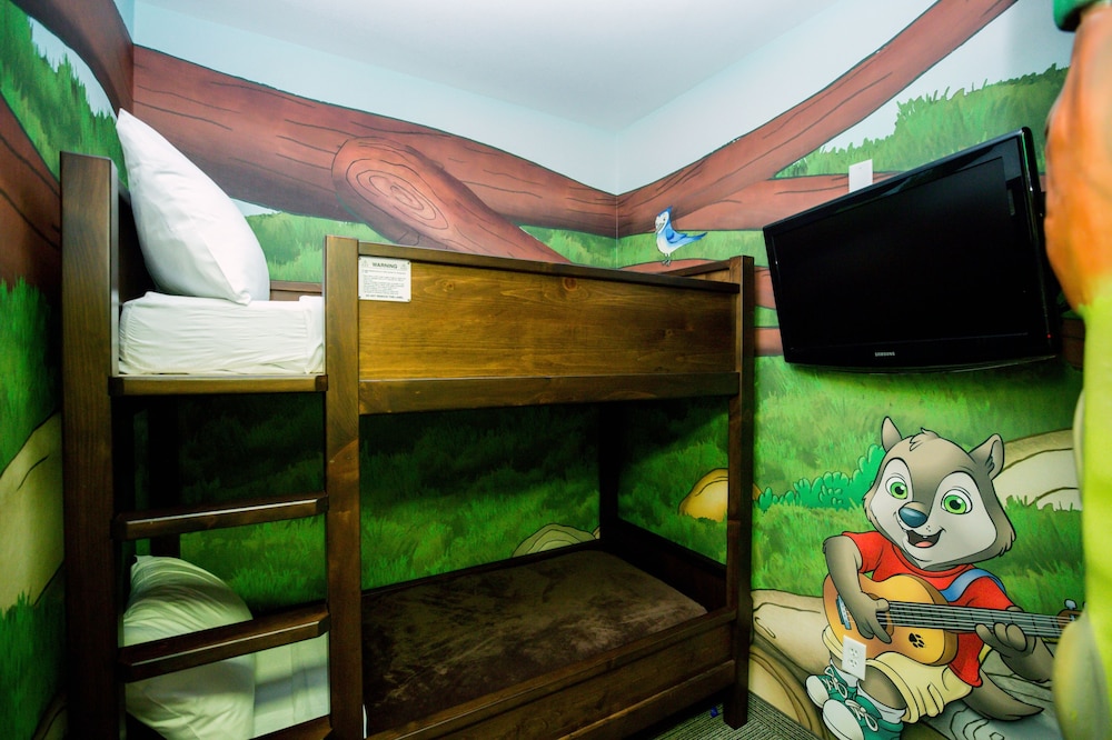 Wolf Den Suite Balcony - Waterpark Included photo 1