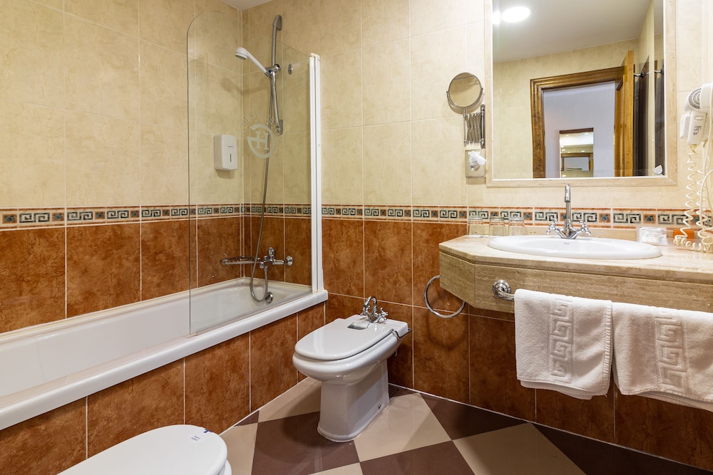 Triple Room (for 3 adults) - Photo 9