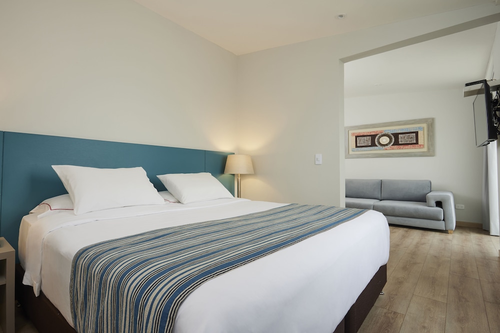 Superior Suite, 1 King Bed - Photo 4