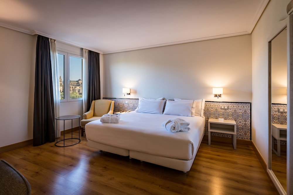Superior Room, 1 Double or 2 Twin Beds, City View - Photo 5